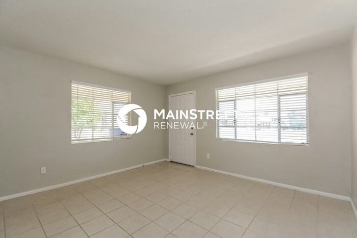 4649 E 14th St - Photo 3 of 16