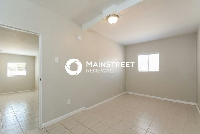 4649 E 14th St - Photo 7 of 16