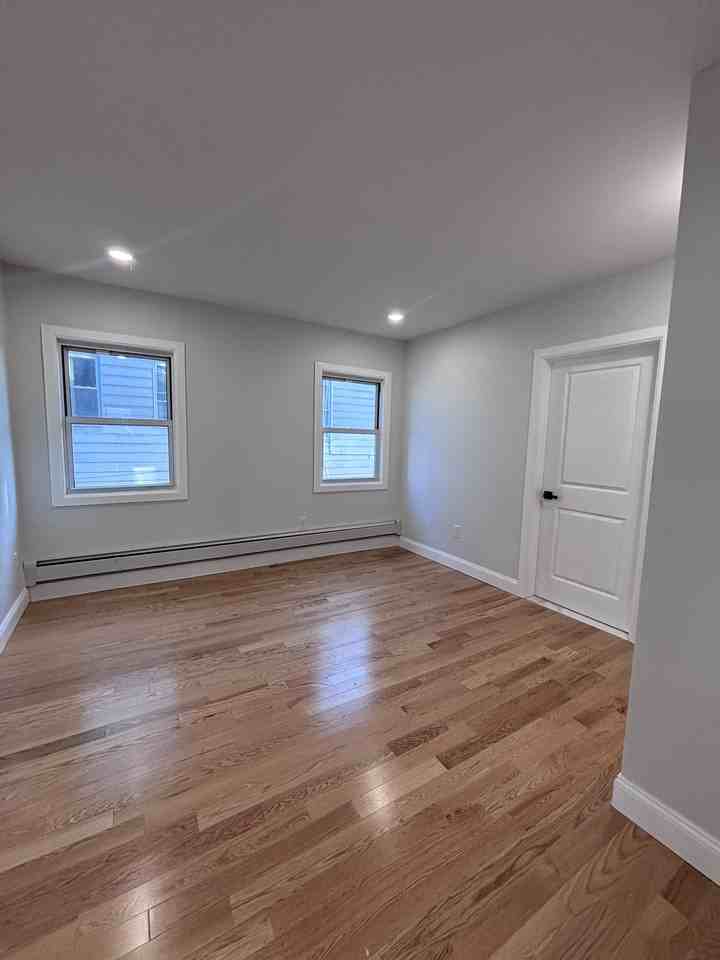 550 E 25th St #2 - Photo 3 of 9