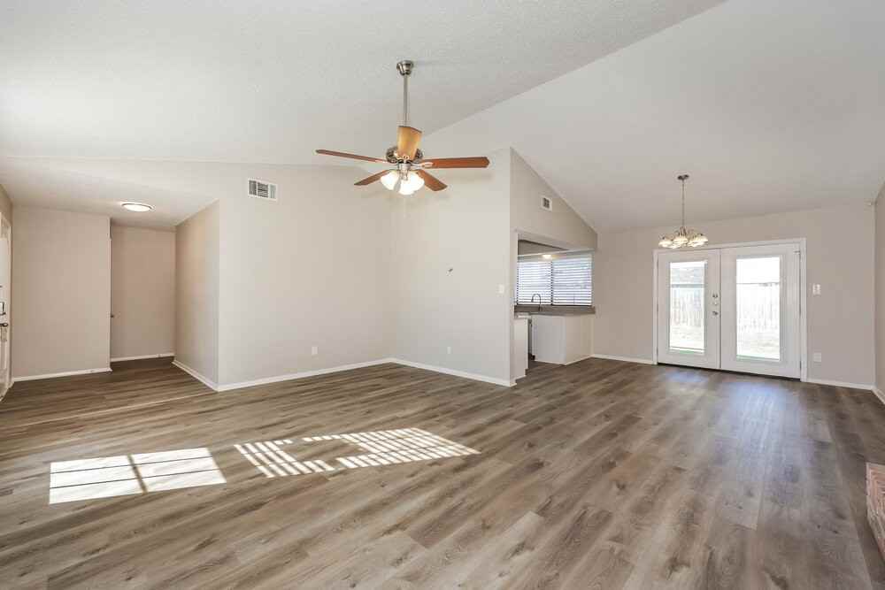 2410 Bentley Dr - Photo 3 of 16