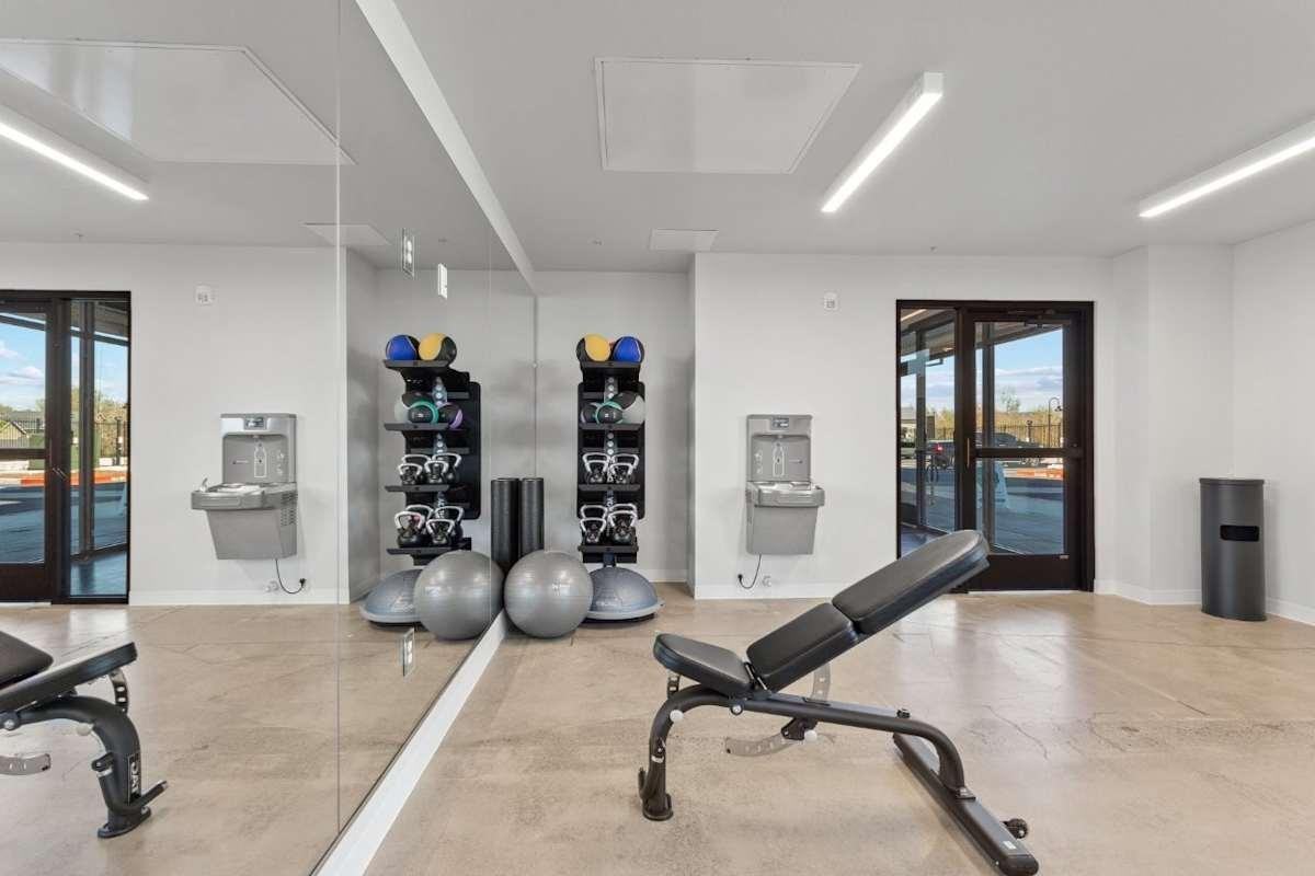 22199 Ne Sandy Blvd - Photo 2 of 34