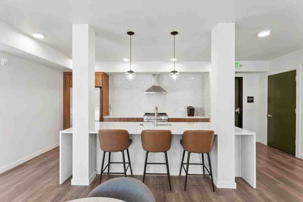22199 Ne Sandy Blvd - Photo 3 of 34