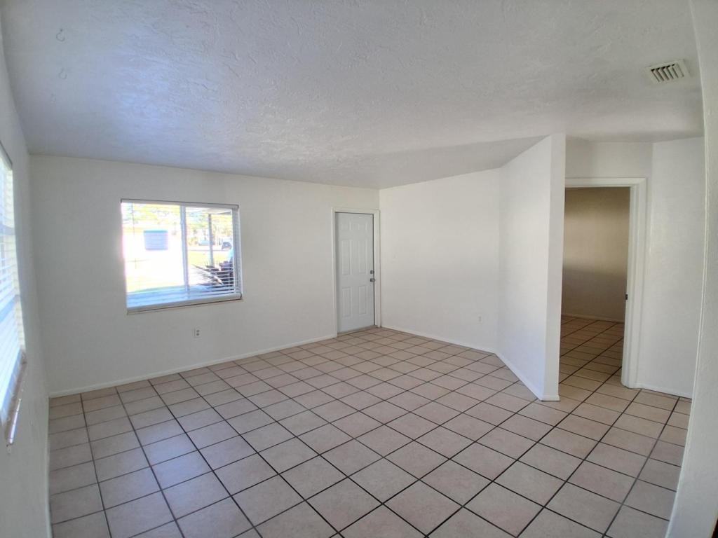 2506 47th Avenue Dr W - Photo 2 of 8