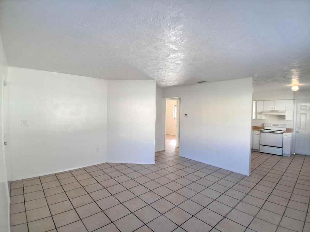 2506 47th Avenue Dr W - Photo 3 of 8