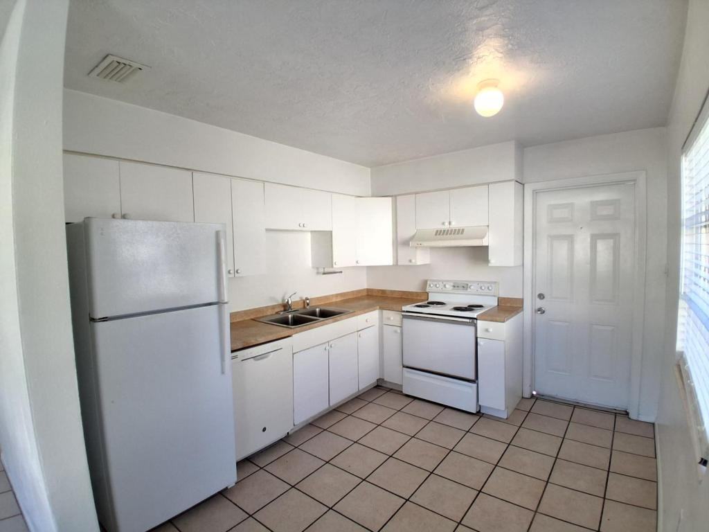 2506 47th Avenue Dr W - Photo 4 of 8