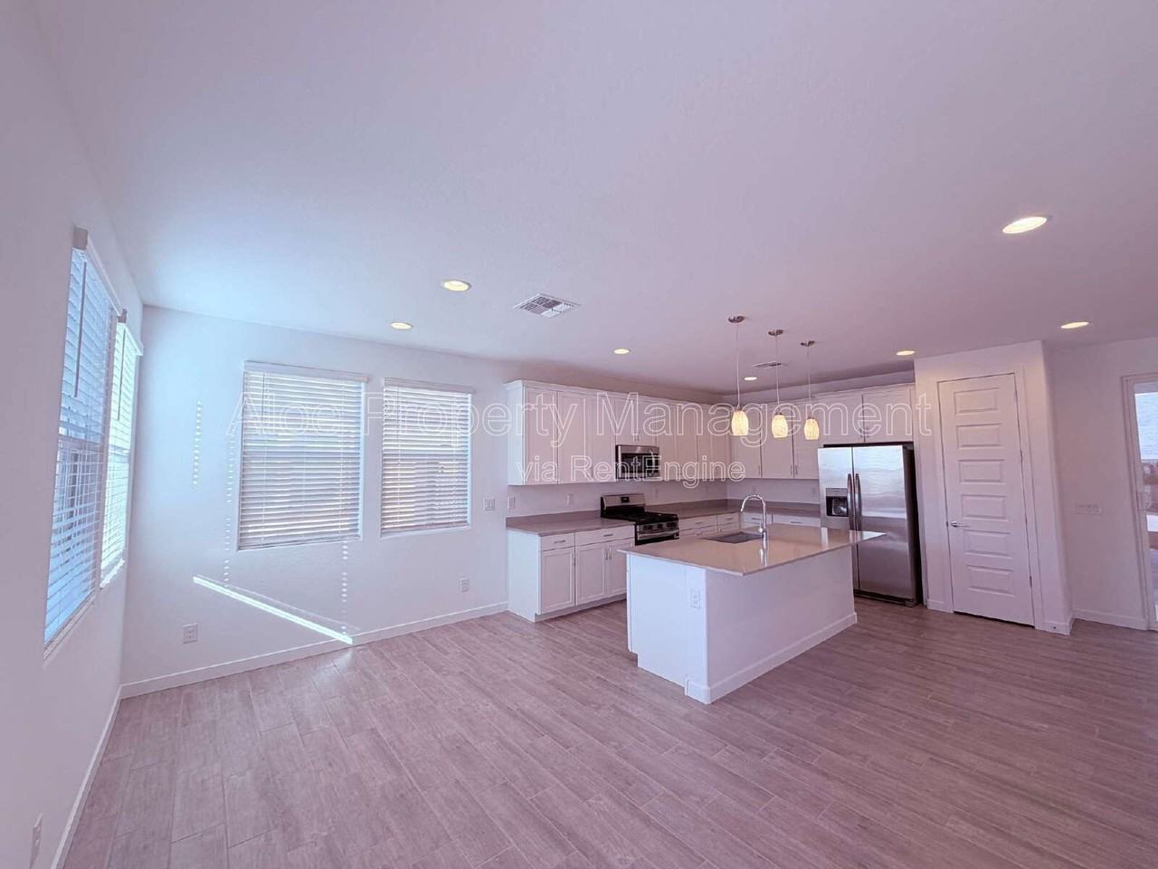 10126 E Ulysses Ave - Photo 5 of 31