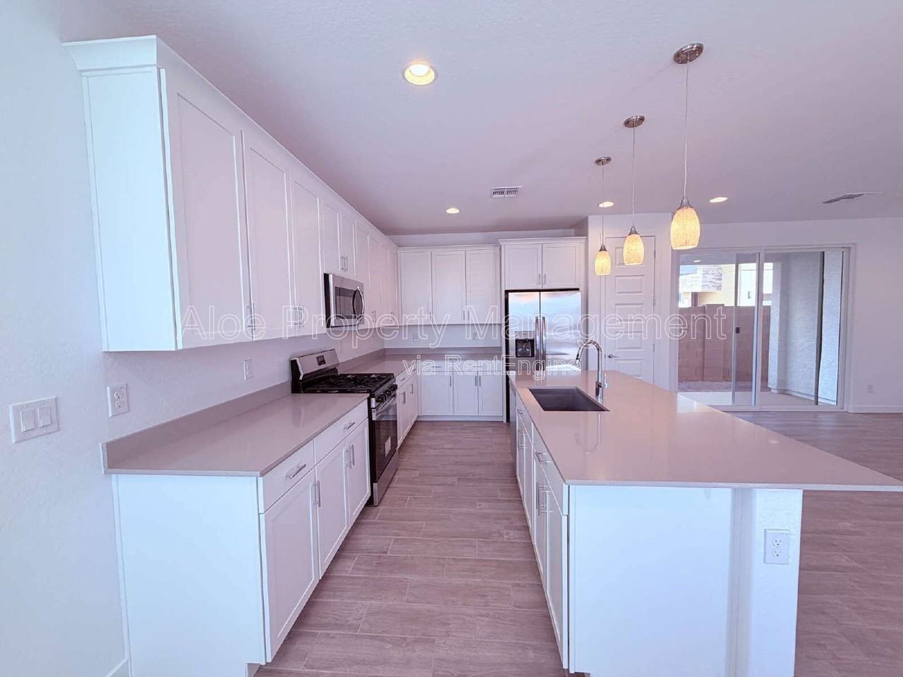 10126 E Ulysses Ave - Photo 7 of 31