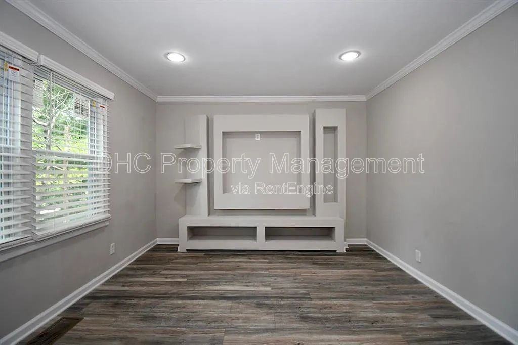 1394 Alverado Way - Photo 5 of 23