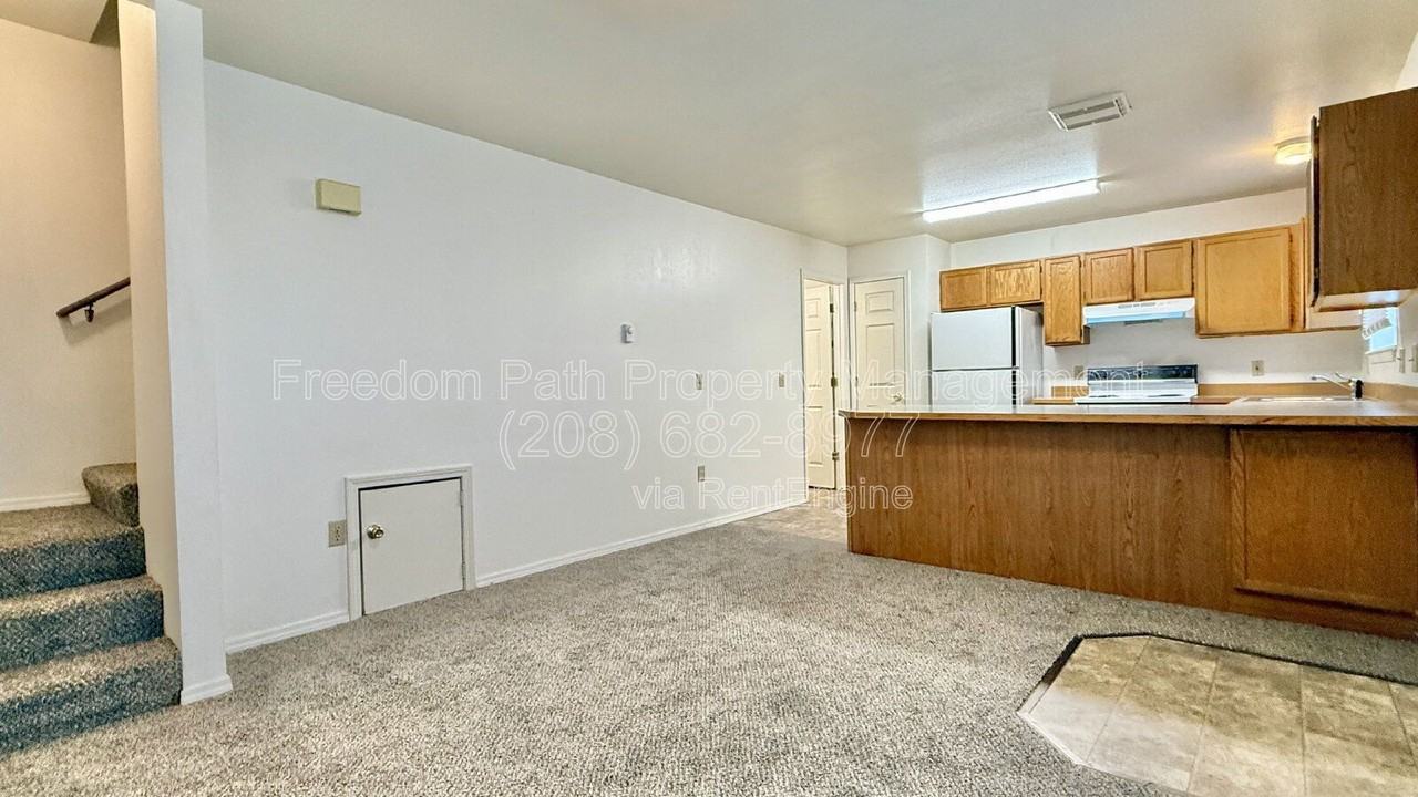 801 N Brigger St #B - Photo 2 of 11