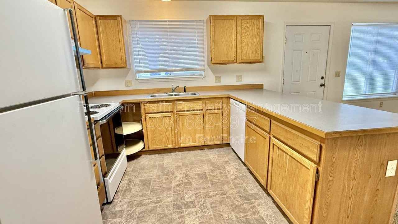 801 N Brigger St #B - Photo 5 of 11