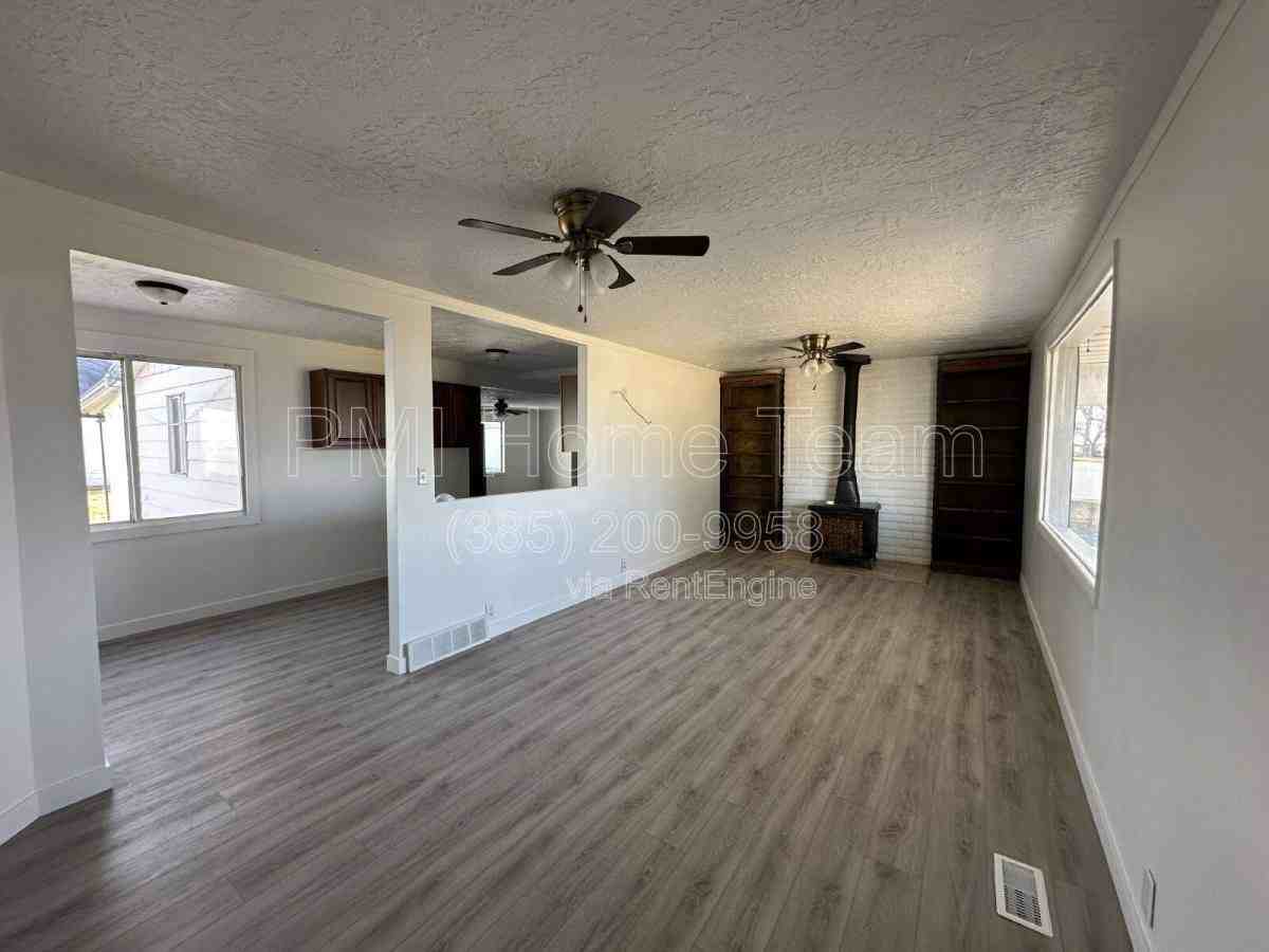 1122 N 1500 W - Photo 2 of 10