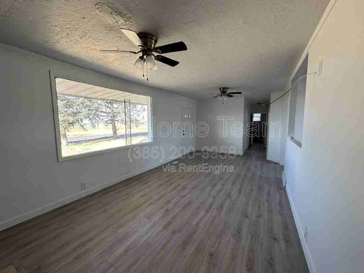 1122 N 1500 W - Photo 3 of 10