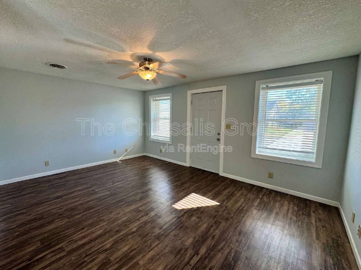 704 W Superior St - Photo 2 of 10