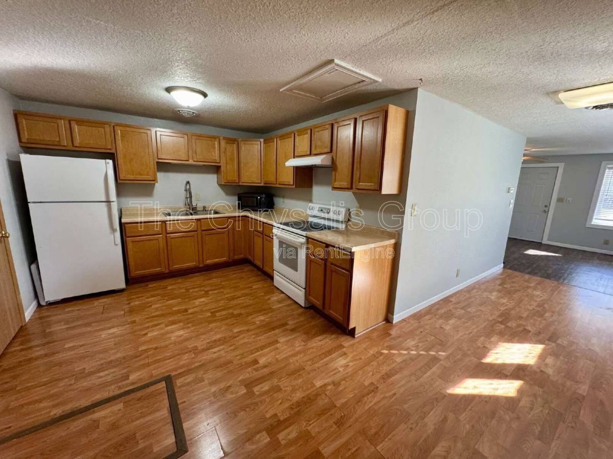 704 W Superior St - Photo 3 of 10