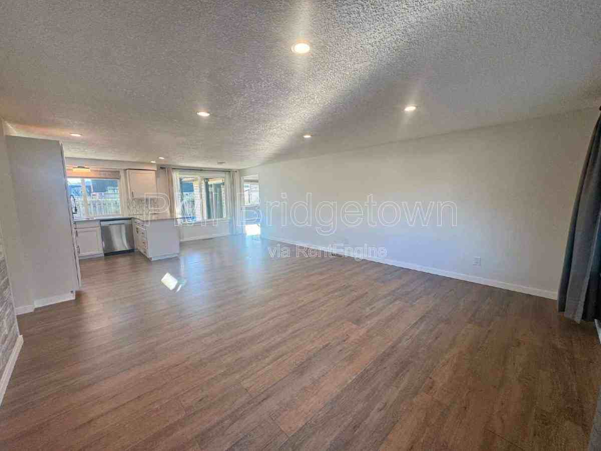 670 Ne 22nd St - Photo 3 of 10