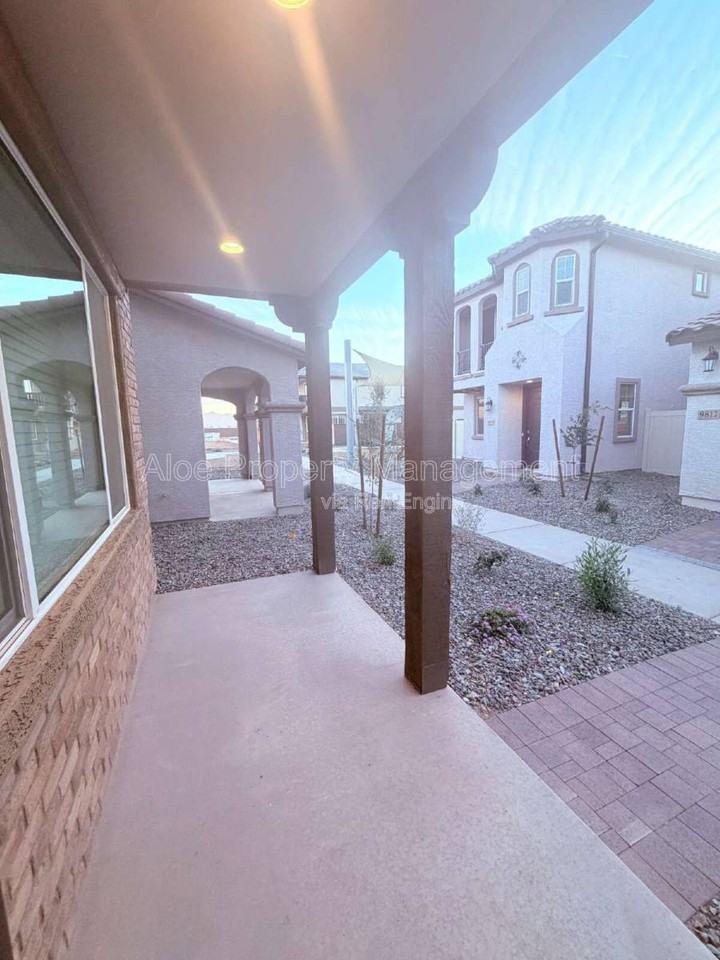 9741 W Catalina Dr - Photo 3 of 10