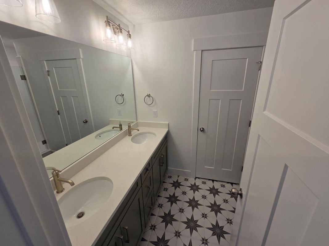 1521 W Skyline Dr - Photo 4 of 10