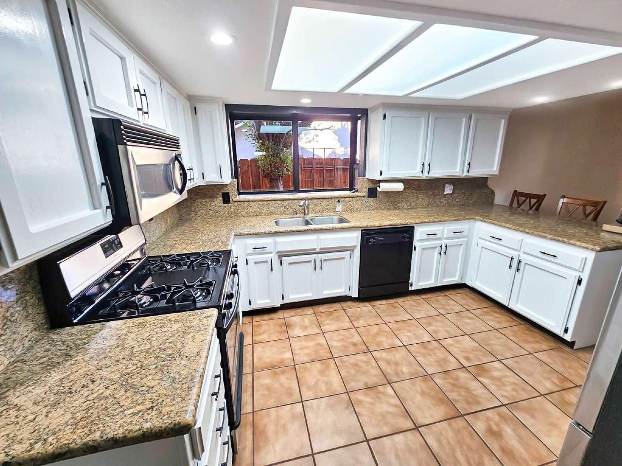 413 Mt Rainier Pl - Photo 2 of 20