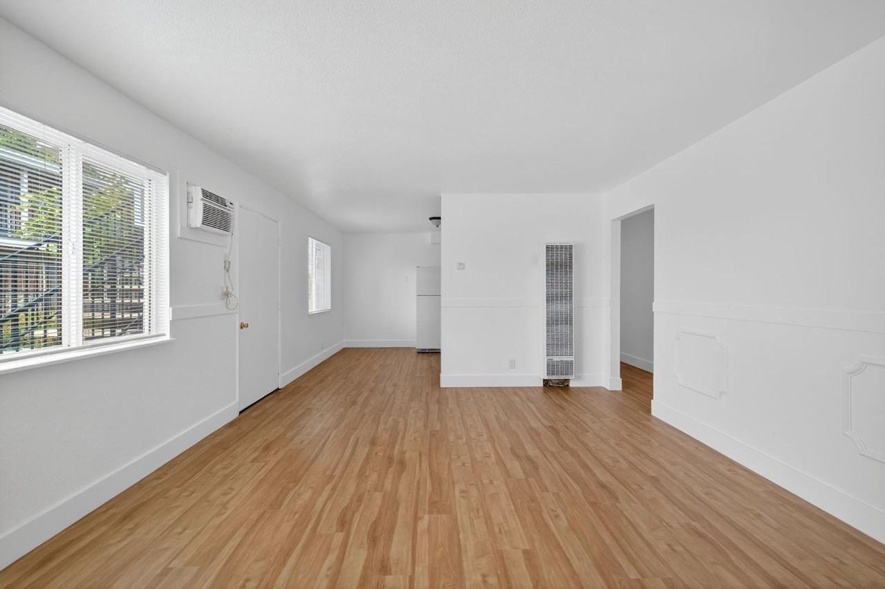 3907 43rd Ave Apt E - Photo 4 of 16