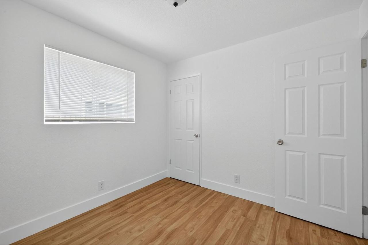 3907 43rd Ave Apt E - Photo 5 of 16