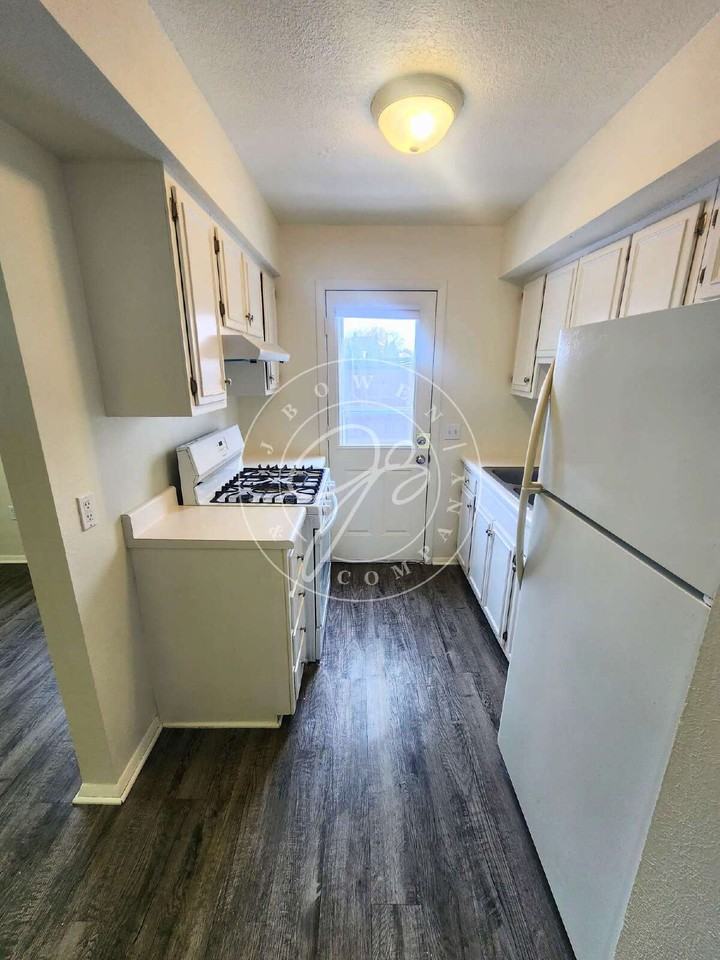 2611 Shoreland Ave #8 - Photo 7 of 21