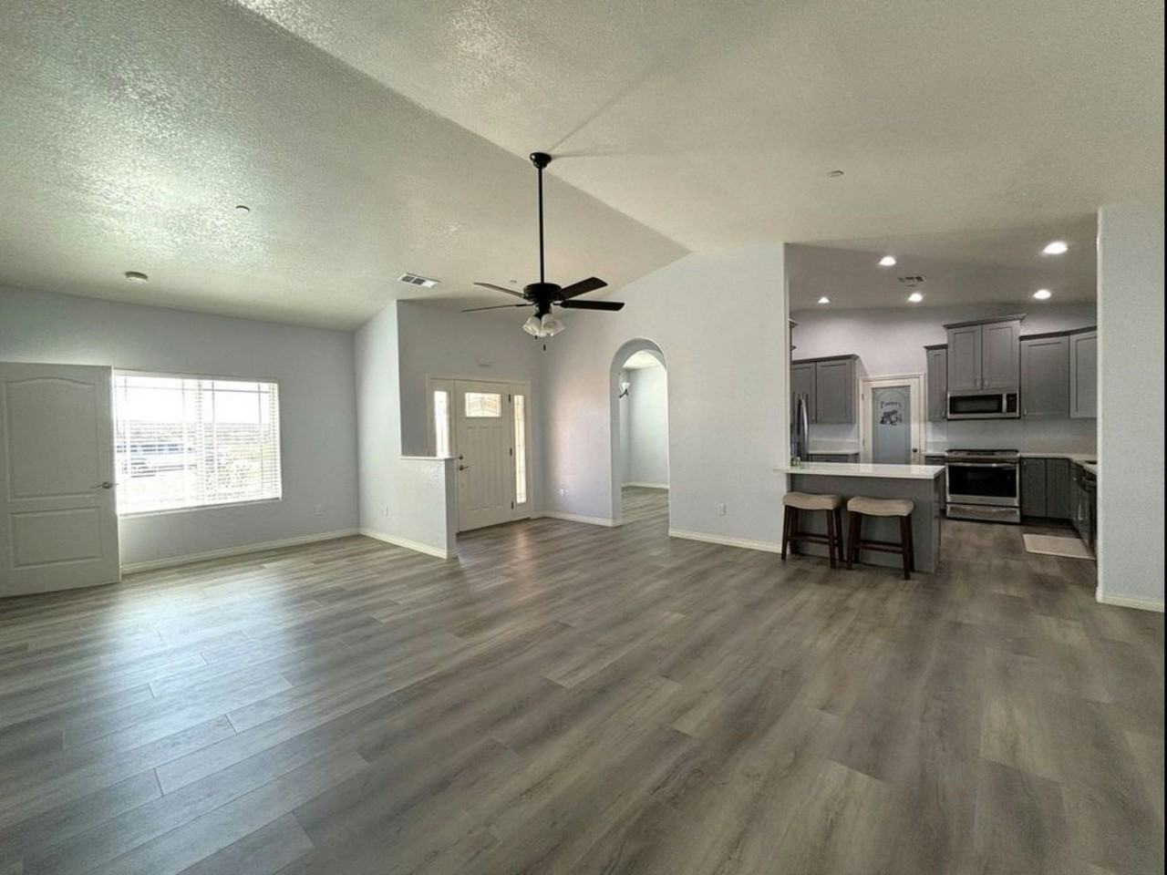 9875 Magnolia Ave - Photo 4 of 20