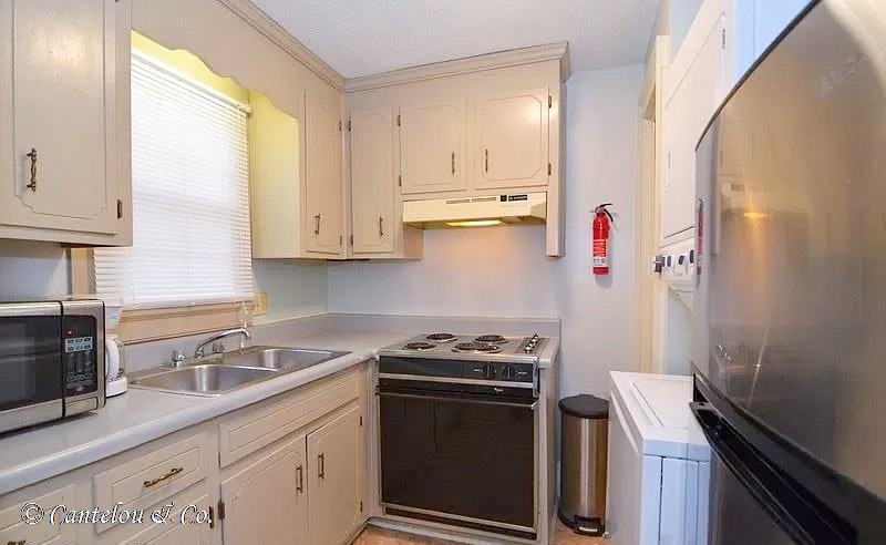 350 Telfair Street, Unit E - Photo 4 of 9