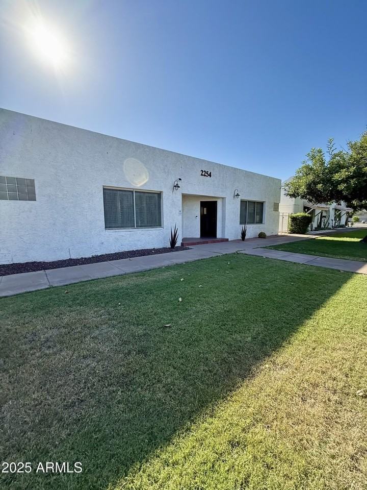 2254 N 15th Ave - Photo 6 of 31