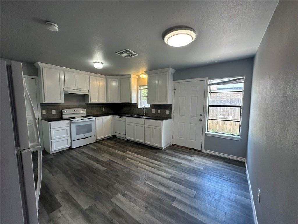 2563 Live Oak St - Photo 6 of 31