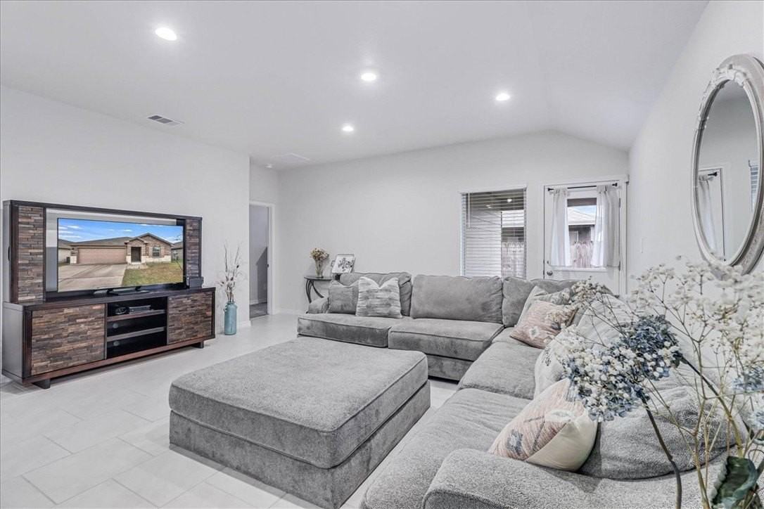 2321 Tranquil Ln - Photo 5 of 40