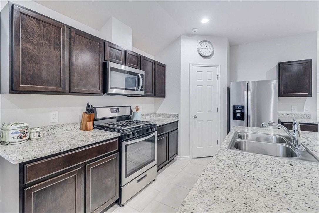 2321 Tranquil Ln - Photo 7 of 40