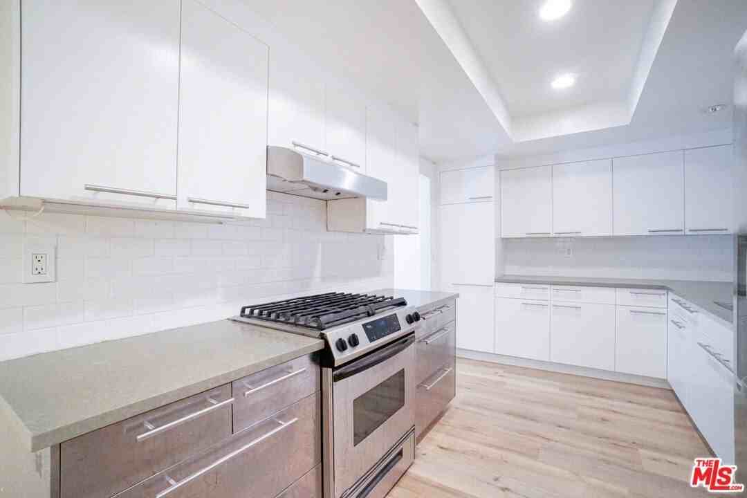 1534 N Formosa Ave Apt 5 #5 - Photo 7 of 23