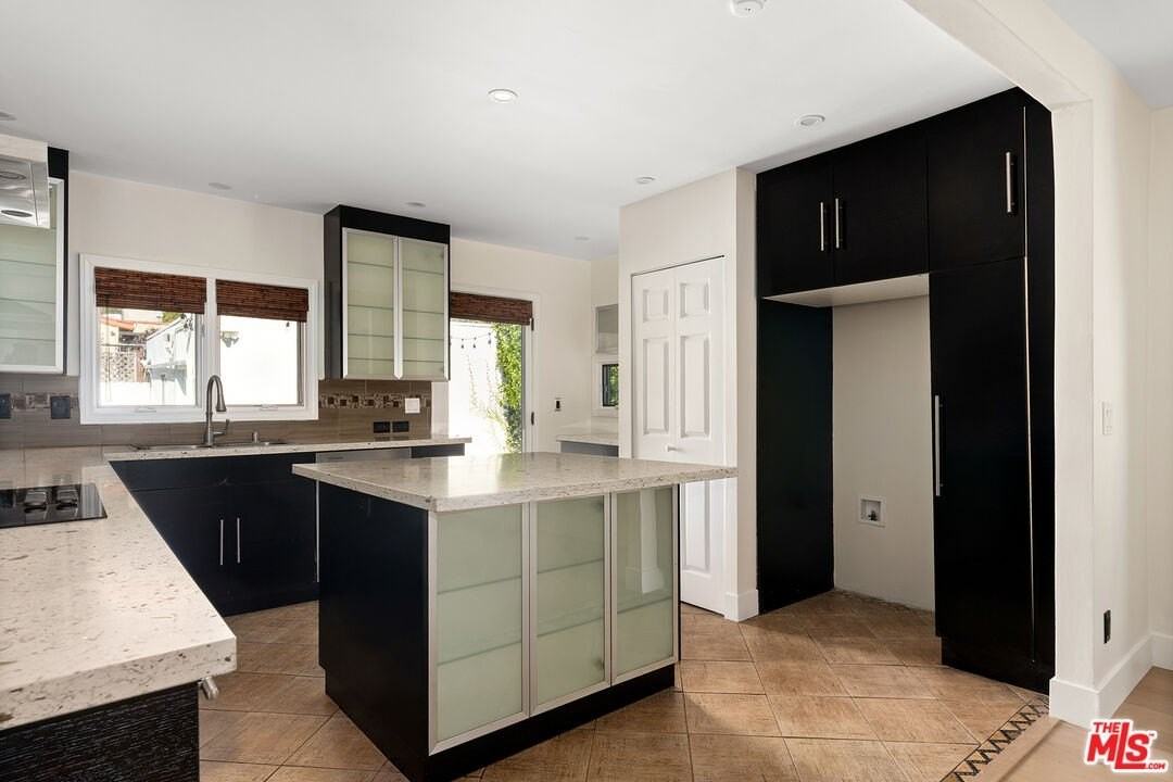 8921 Ashcroft Ave - Photo 6 of 22