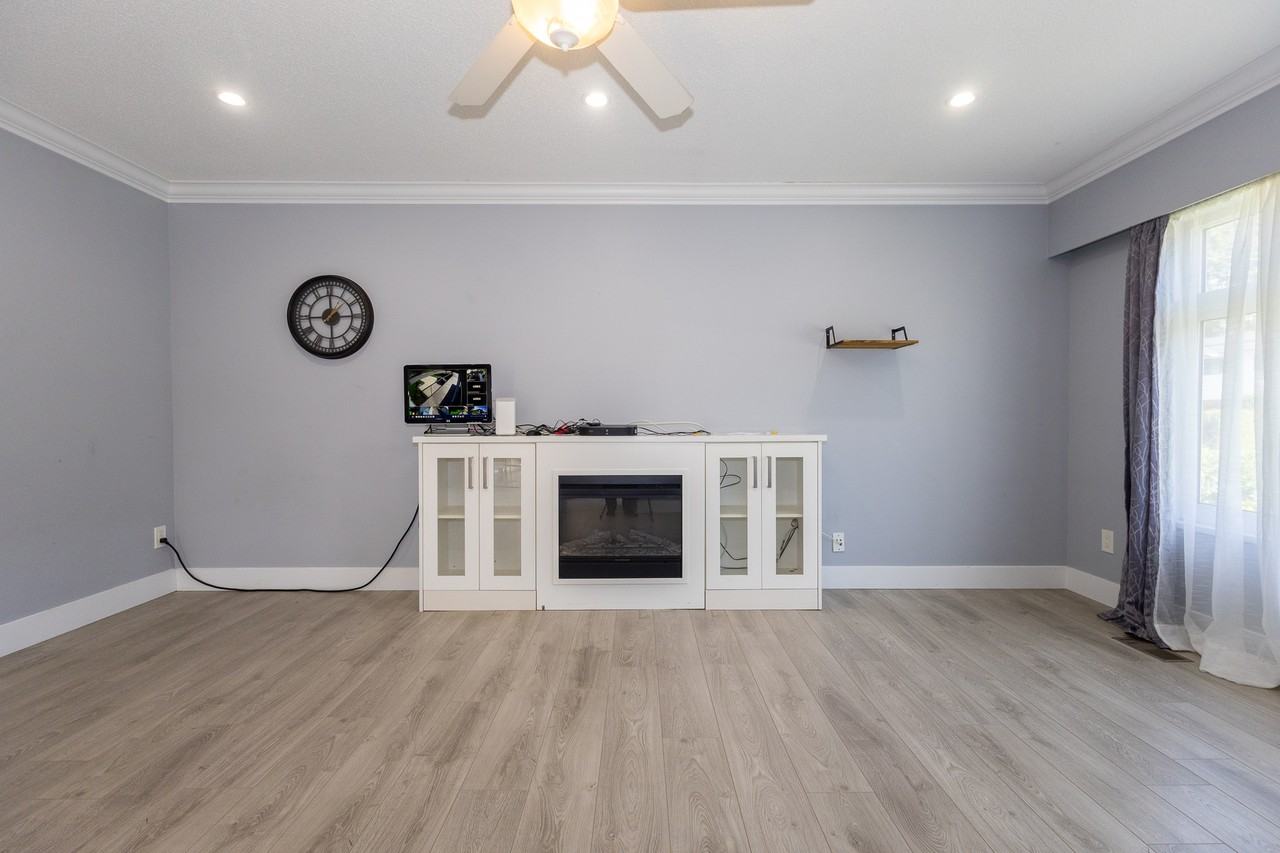 7395 Minster Dr S - Photo 3 of 25