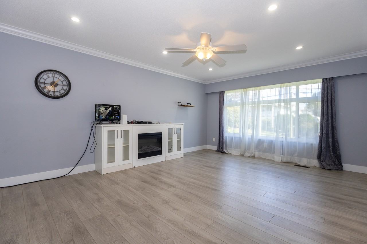 7395 Minster Dr S - Photo 4 of 25