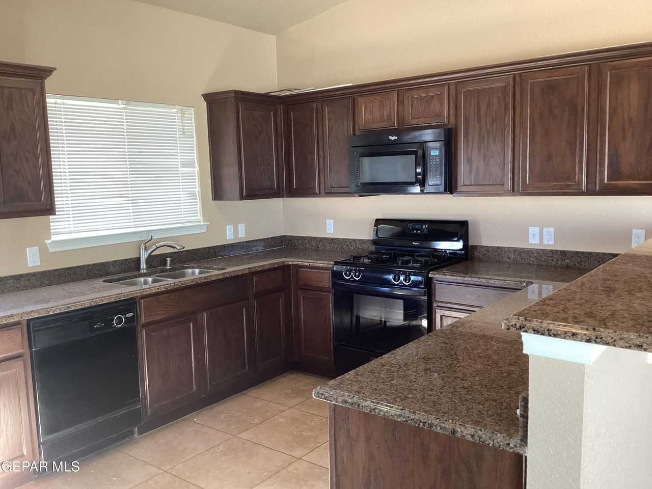 5914 Speyside Dr - Photo 4 of 15