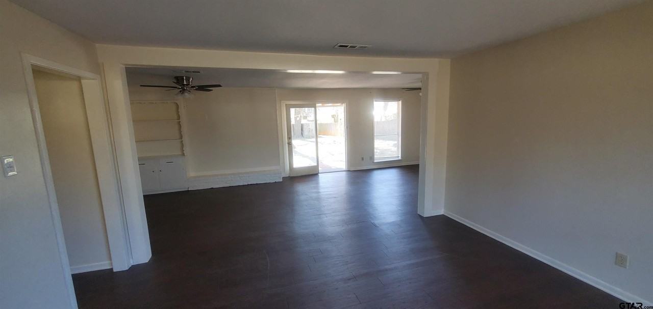 2401 Airline Dr - Photo 3 of 17