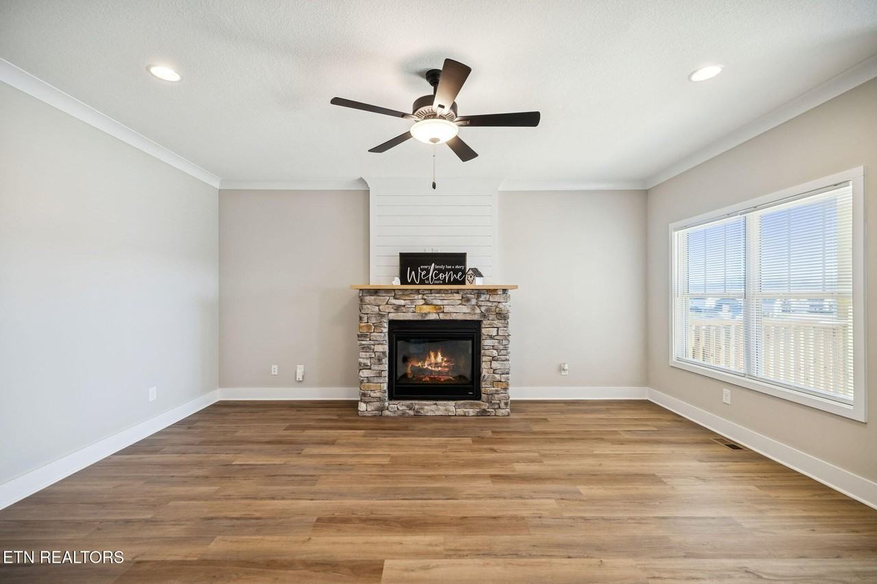 122 Roseberry St - Photo 2 of 50