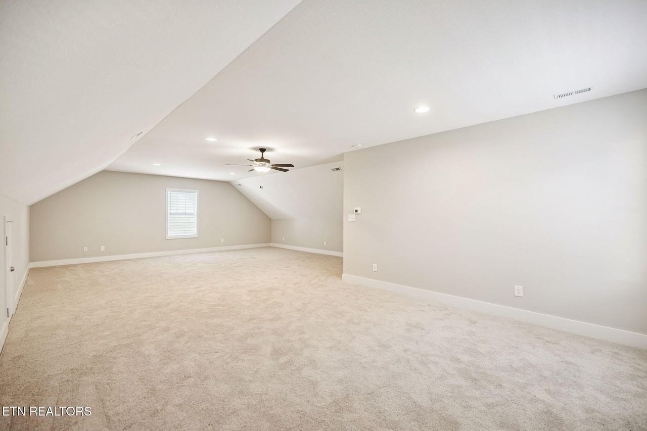 122 Roseberry St - Photo 4 of 50