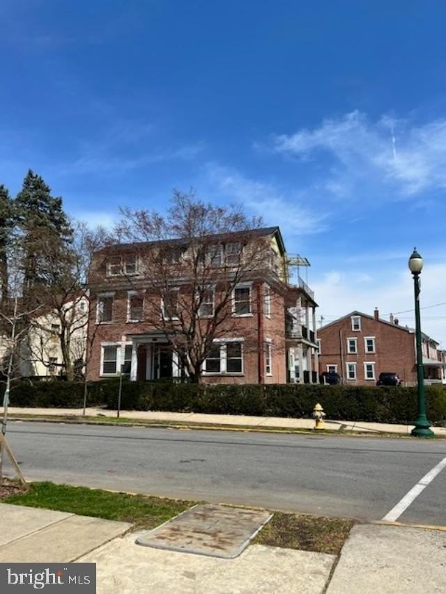 537 S Walnut St - Photo 2 of 24