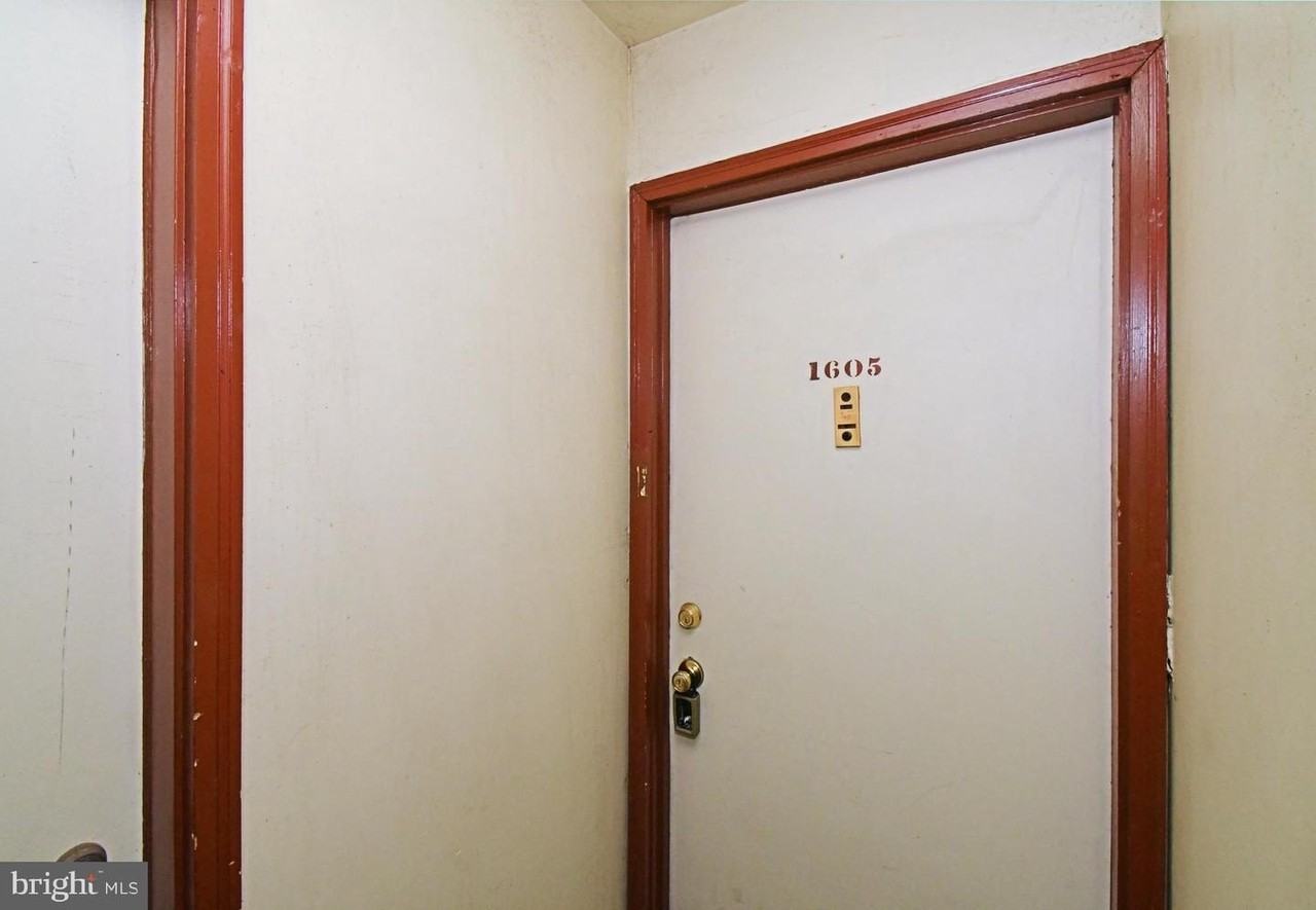 1605 Meadowview Ln - Photo 3 of 30