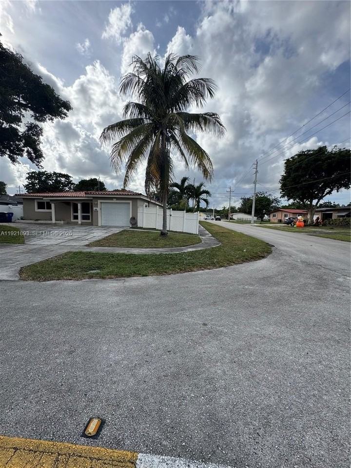 640 N 71st Ter - Photo 2 of 43