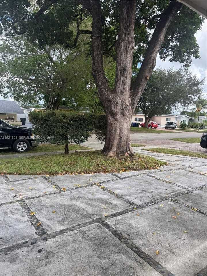 640 N 71st Ter - Photo 3 of 43