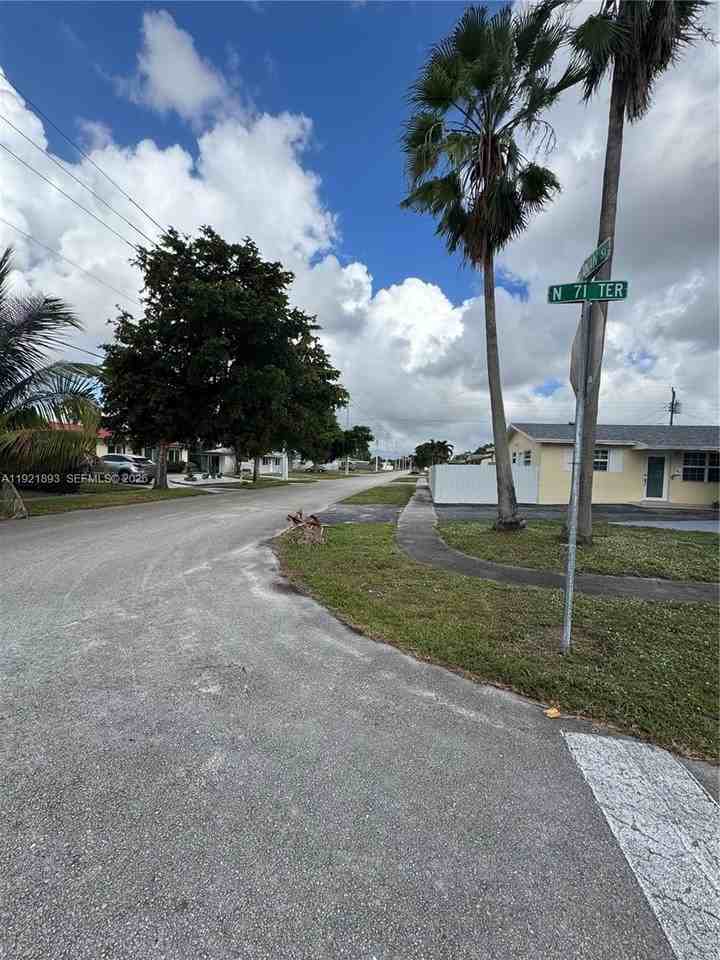 640 N 71st Ter - Photo 4 of 43