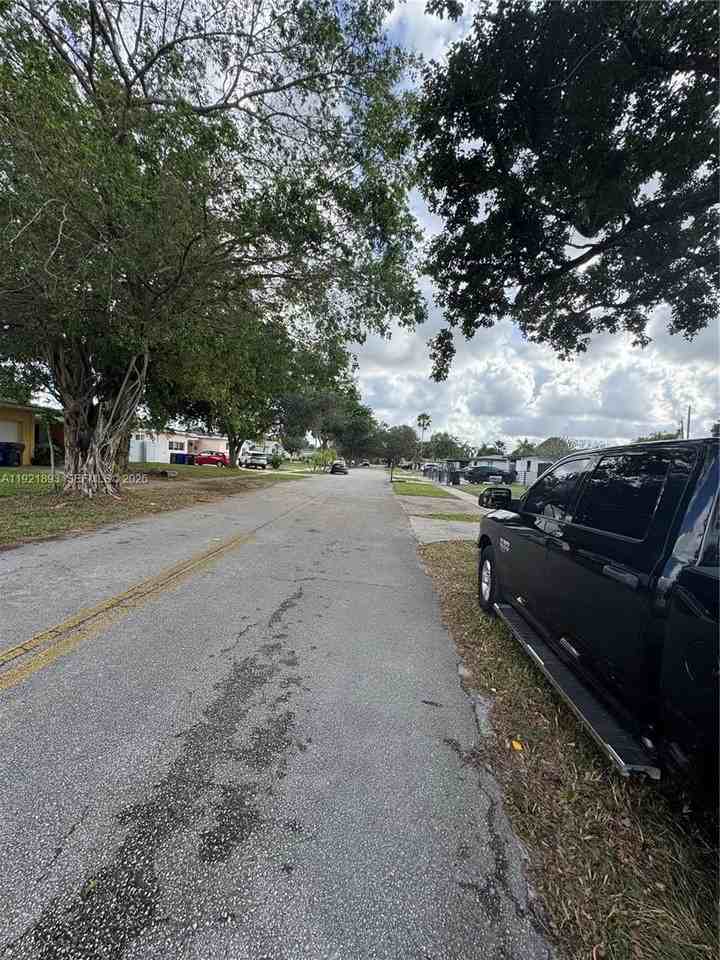 640 N 71st Ter - Photo 6 of 43