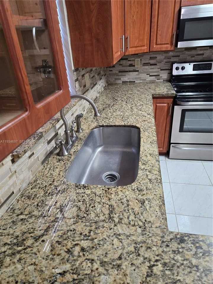 2301 Sw 83rd Ave - Photo 5 of 14