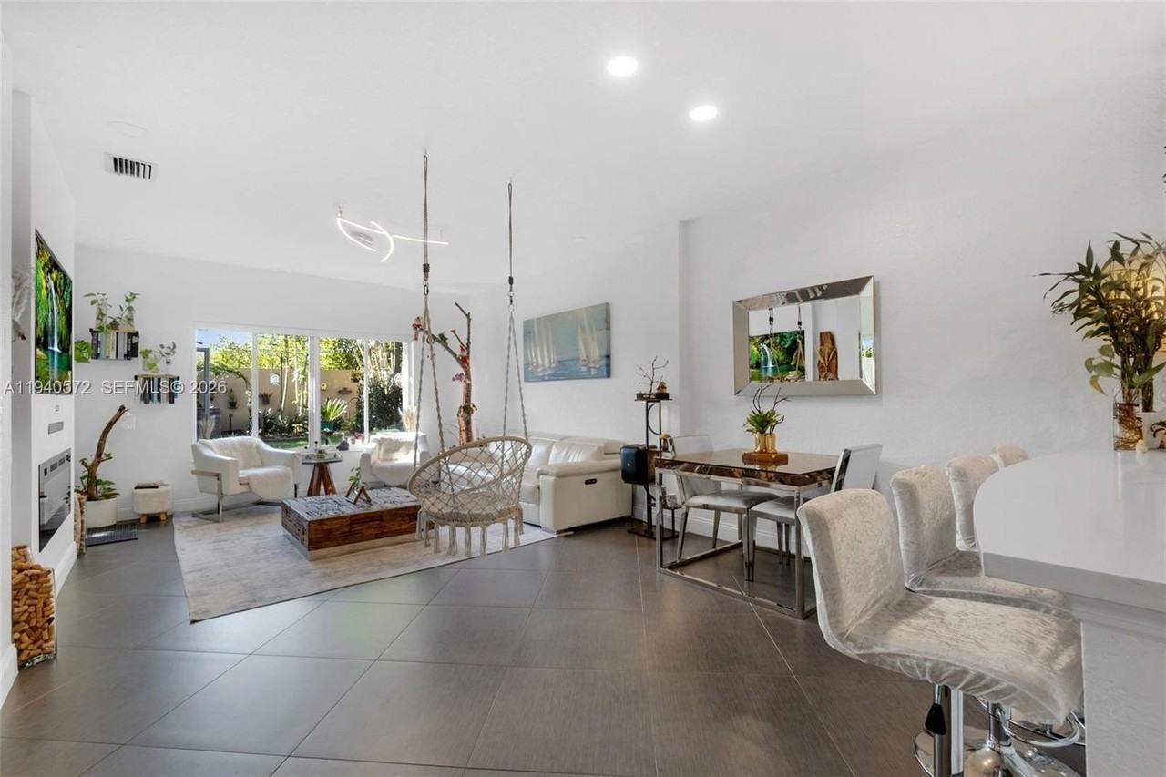 1217 Sw 48th Ter - Photo 2 of 47