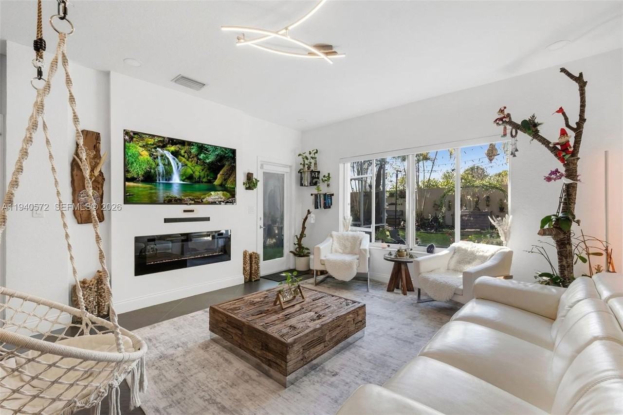 1217 Sw 48th Ter - Photo 3 of 47