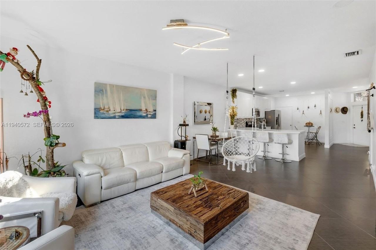 1217 Sw 48th Ter - Photo 4 of 47