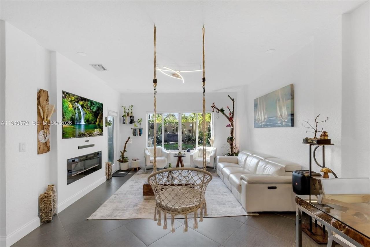 1217 Sw 48th Ter - Photo 5 of 47